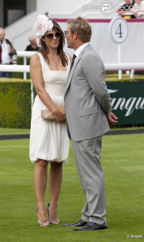 Selon la presse anglaise, Elizabeth Hurley aurait une aventure avec l'ancien joueur de cricket australien Shane Warne. Ils se sot rencontrés aux courses Goodwood le 27 juillet 2010