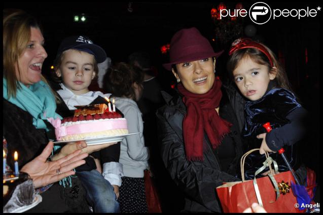 Salma Hayek et Valentina Paloma à paris le 11 décembre 2011. 