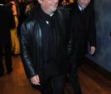 François Hollande arrive en blouson de cuir, le 2 février 2009, au dîner SOS Racisme, à Paris. 