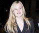 A 12 ans, Elle Fanning cultive un look "Boyish" renversant avec des chaussures bordeau.