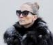 Jennifer Lopez adopte le look Kate Moss le temps d'une journée, grâce à un total look noir et une fourrure sans manche. So rock !