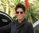 Halle Berry porte le pantalon cuir twisté avec son éternel sac python signé Gérard Darel.