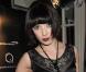 Daisy Lowe donne un coup de jeune à la fameuse robe noire avec une coiffure style années 20 et un sautoir noué.