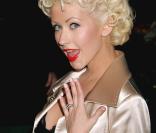 Christina Aguilera montre sa bague de fiançailles en février 2005 à l'ouverture de la boutique Roberto Cavalli à Beverly Hills. 