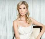 Ivanka Trump pose pour sa collection de chaussures.