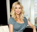 Ivanka Trump pose pour sa collection de chaussures.