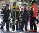 Comme chaque année, les royaux espagnols profitent des vacances de fin d'année pour s'adonna aux sports d'hiver à Baqueira-Beret. Photo : l'infante Critina avec son mari et leurs quatre enfants. 