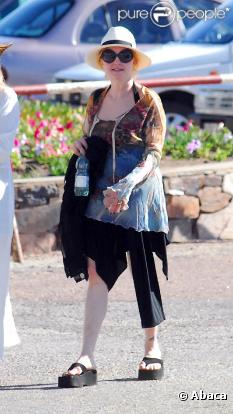 Cyndi Lauper, son mari David Thorton, leur fils Declyn Wallace et quelques amis sont en vacances sur la plage de Punta Del Este en Uruguay le 26 décembre 2010