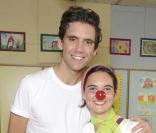 Mika visite l'hôpital San Raffaele à Milan, le 3 décembre 2010