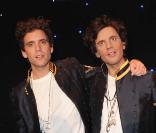 Mika inaugure son double au musée Grévin, à Paris, le 6 décembre 2010