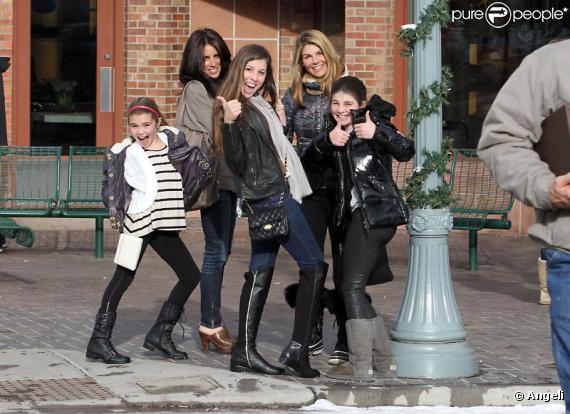  Lori Loughlin, ses filles Olivia et Isabella, et une amie font du shopping à Aspen où elles passent les fêtes de fin d'année le 27 décembre 2010 ! 