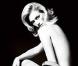L'actrice January Jones se met à l'heure italienne et prend la pause en tenue d'Eve pour la marque Versace.