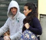 Joseph Fiennes, son épouse Maria Dolores Dieguez, et leur enfant dans les rues de Palma de Majorque. 29/12/2010 
