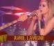 Avril Lavigne présente son nouveau single What the Hell ? pour la première fois en intégralité, vendredi 31 décembre, sur le plateau de Dick Clark's New Year's Rockin' Eve .