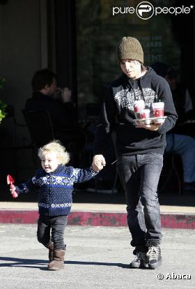 Pete Wentz se promène à Los Angeles avec son fils Bronx, deux ans, vendredi 24 décembre.