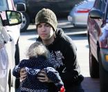 Pete Wentz se promène à Los Angeles avec son fils Bronx, deux ans, vendredi 24 décembre.