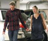 Christina Applegate (qui doit accoucher dans quelques jours) et son compagnon Martyn Lenoble, à l\'hôpital de Los Angeles, le 2 janvier 2011.