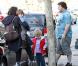 Le grand Jack Black en promenade avec sa femme Tanya Haden et leurs deux fils, Samuel et Thomas, à Los Angeles, en janvier 2011.