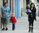 Le grand Jack Black en promenade avec sa femme Tanya Haden et leurs deux fils, Samuel et Thomas, à Los Angeles, en janvier 2011.