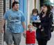 Le grand Jack Black en promenade avec sa femme Tanya Haden et leurs deux fils, Samuel et Thomas, à Los Angeles, en janvier 2011.