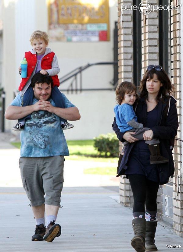 Le grand Jack Black en promenade avec sa femme Tanya Haden et leurs deux fils, Samuel et Thomas, à Los Angeles, en janvier 2011.