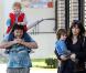 Le grand Jack Black en promenade avec sa femme Tanya Haden et leurs deux fils, Samuel et Thomas, à Los Angeles, en janvier 2011.