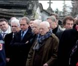 Bertrand Delanoë et Pierre Bergé lors de la commémoration du 15e anniversaire de la mort de François Mitterrand à Jarnac, le 8 janvier 2011