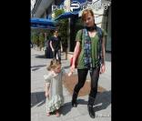 Milla Jovovich est une star, mais sa petite Ever Gabo (3 ans), est en train de la battre ! 