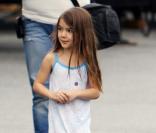 Coquette, Suri Cruise choisit déjà ses vêtements toute seule : une star on vous dit ! 