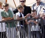 David et Victoria Beckham en mai 2010 à Los Angeles avec leurs fils Romeo, Cruz et Brooklyn