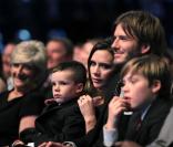 David et Victoria Beckham à Birmingham en décembre 2010 avec leurs fils Romeo, Cruz et Brooklyn
