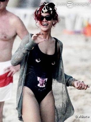 Rihanna, déchaînée, décompresse sur une plage de la Barbade avec des amis. Décembre 2010