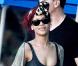 Rihanna, déchaînée, décompresse sur une plage de la Barbade avec des amis. Décembre 2010