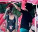 Rihanna, déchaînée, décompresse sur une plage de la Barbade avec des amis. Décembre 2010