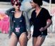 Rihanna, déchaînée, décompresse sur une plage de la Barbade avec des amis. Décembre 2010