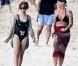 Rihanna, déchaînée, décompresse sur une plage de la Barbade avec des amis. Décembre 2010