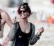 Rihanna, déchaînée, décompresse sur une plage de la Barbade avec des amis. Décembre 2010