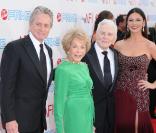 Michael Douglas, Anne Buydens, Kirk Douglas et Catherine Zeta-Jones en juin 2009 à Los Angeles 