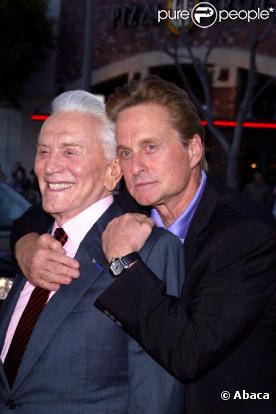 Michael Douglas et son père Kirk en avril 2003 à Los Angeles 
