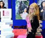 Katie Price présente sa ligne de vêtements d'équitation KP Baby à Grays, en Angleterre le 8 janvier 2011