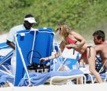Fergie profite de la plage avec son fiancé