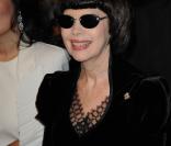 Mireille Mathieu accompagnée de sa soeur au défilé Stéphane Rolland à Paris le 25 janvier 2010