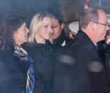 Caroline et Charlene complice derrière le prince Albert durant les célébrations de la Sainte-Dévote, le 26 janvier 2011.