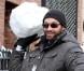 Hugh Jackman : Bataille de boules de neige avec ses enfants !
