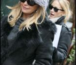 Kate Hudson, sa mère Goldie Hawn et son beau-père Kurt Russell en vacances à Paris, le 28 janvier 2011
