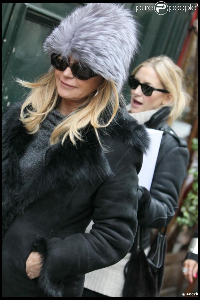 Kate Hudson, sa mère Goldie Hawn et son beau-père Kurt Russell en vacances à Paris, le 28 janvier 2011