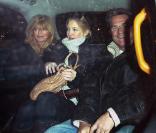 Kate Hudson, sa mère Goldie Hawn et son beau-père Kurt Russell arrivent à la gare de St Pancras à Londres, après avoir pris l\'Eurostar depuis Paris, le 28 janvier 2011