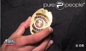 Steevy est ravi de son badge, prêté par la CBS (épisode du 2 février 2011)