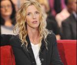 Sandrine Kiberlain lors de l'enregistrement de Vivement Dimanche, émission diffusée le 6 février 2011 sur France 2