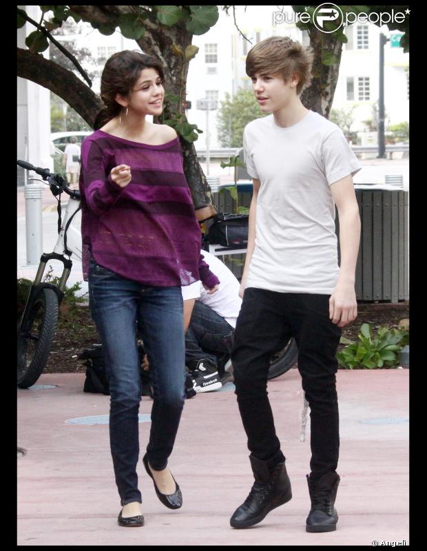 Justin Bieber et Selena Gomez étaient déjà surpris par des photographes, redoublant de complicité, à Los Angeles, le 18 décembre 2010.